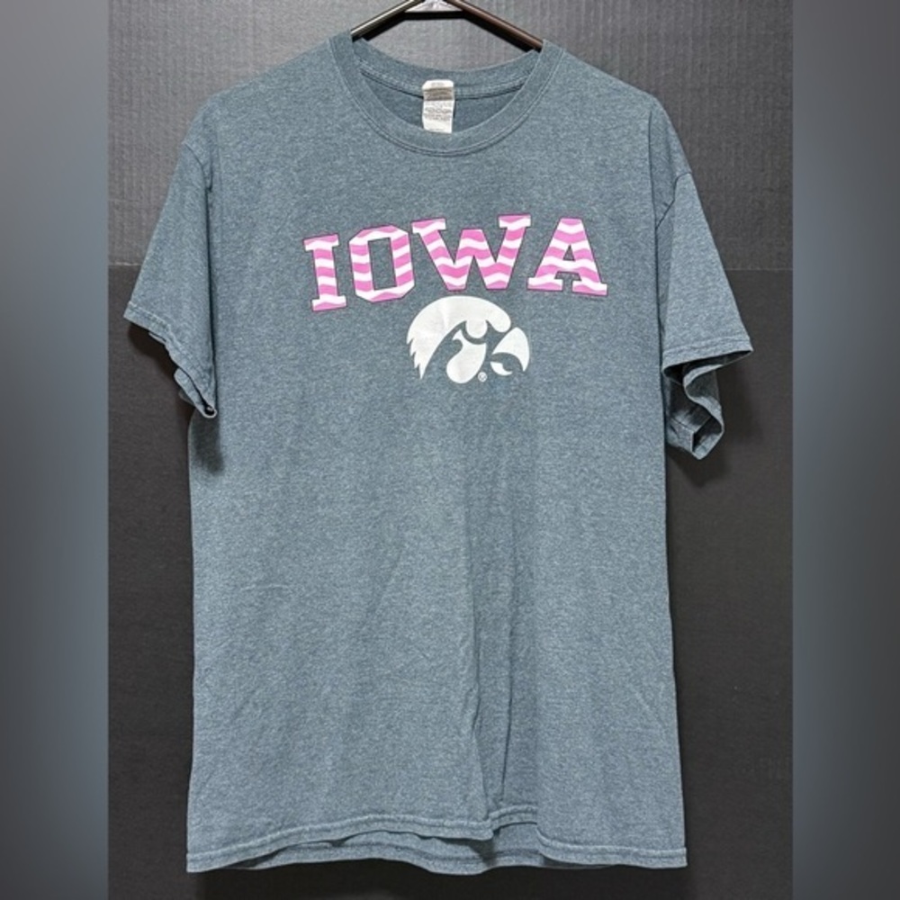 🏜️Gildan Grey & Pink Iowa Hawkeyes T-shirt